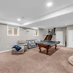 Royal Luxury - Home Mins From Falls With Pool Table