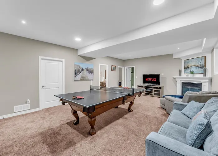 Royal Luxury - Home Mins From Falls With Pool Table