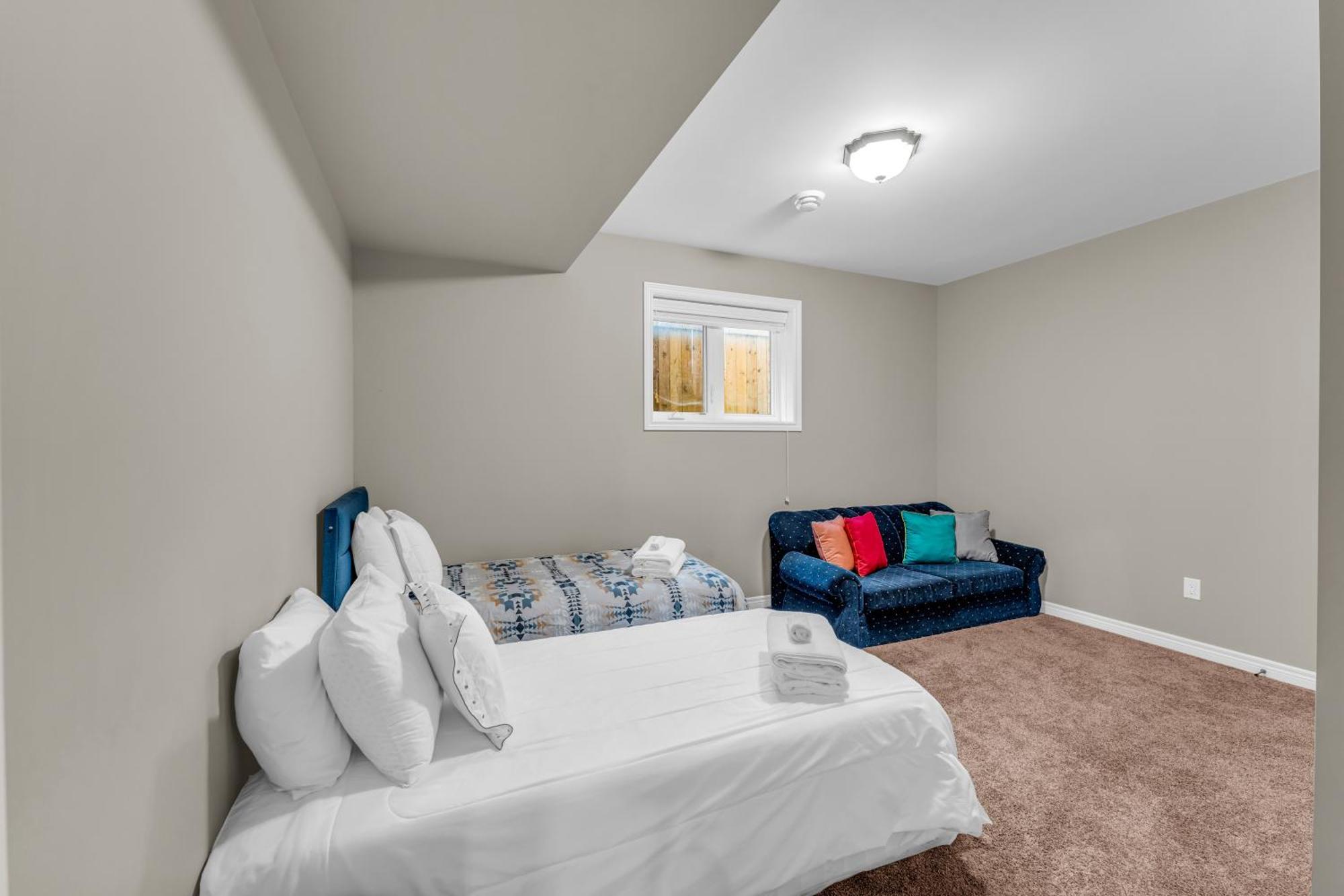 Royal Luxury - Mins From Falls With Pool Table