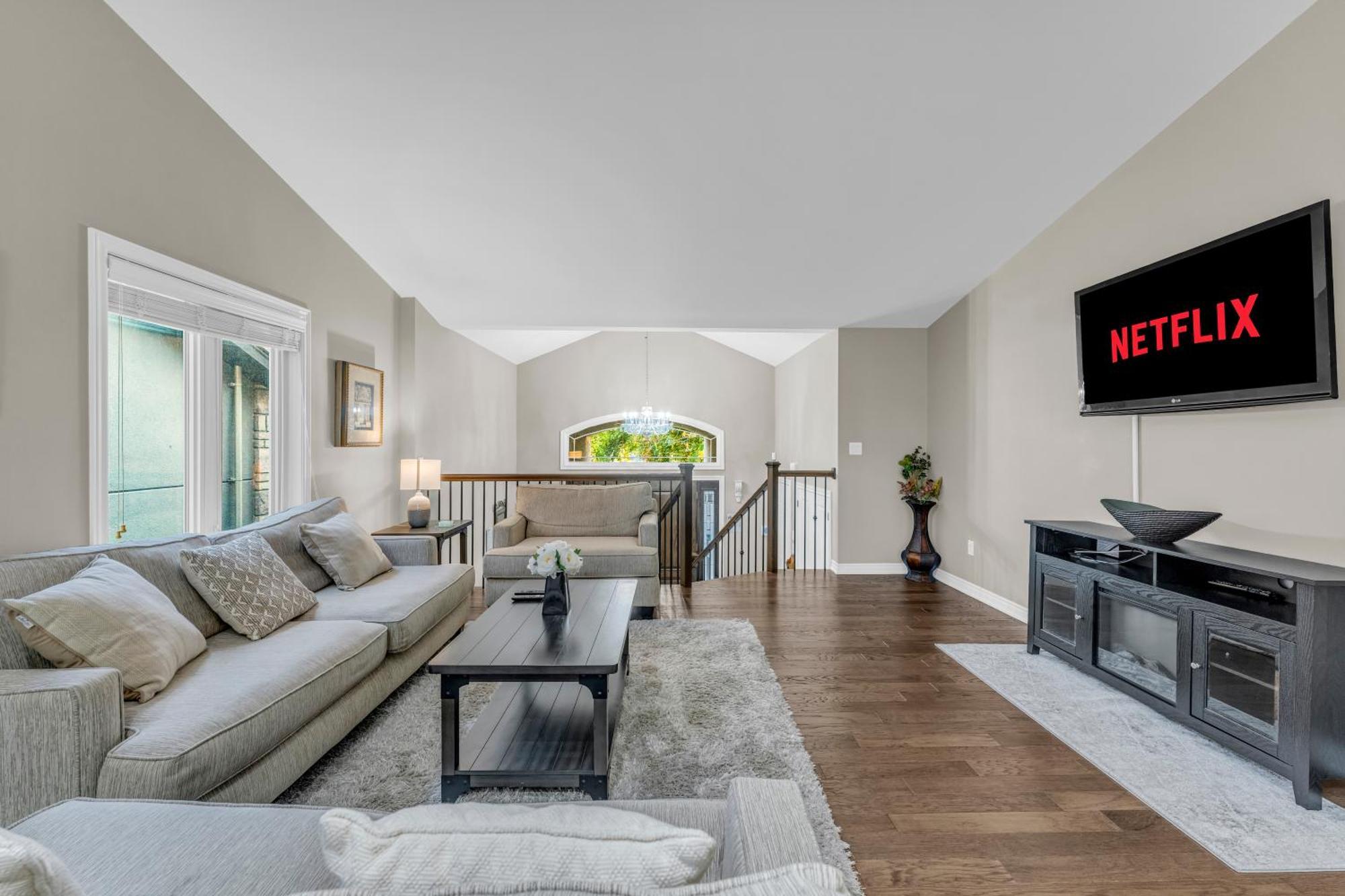 Royal Luxury - Mins From Falls With Pool Table