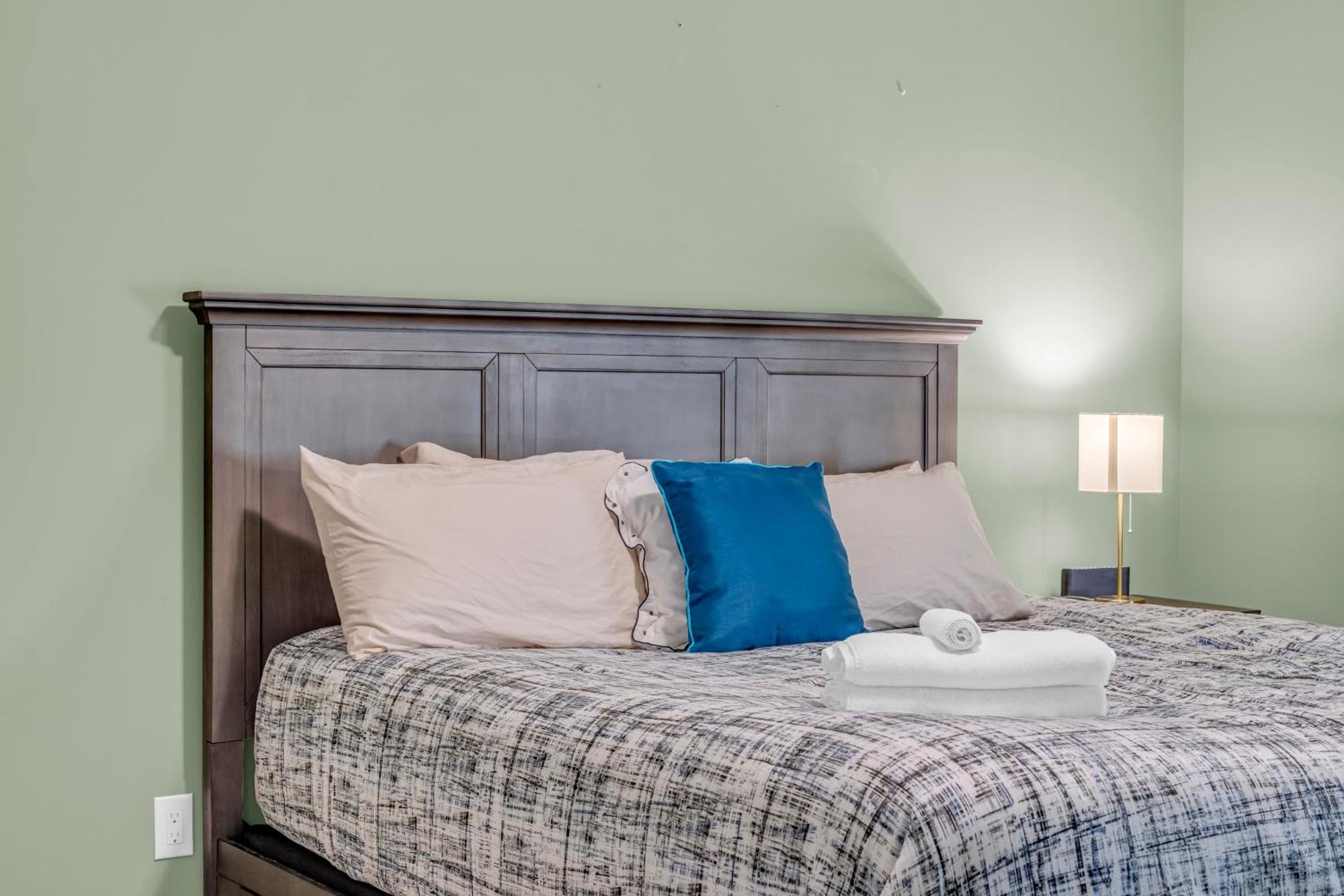 Royal Luxury - Mins From Falls With Pool Table * Niagara Falls
