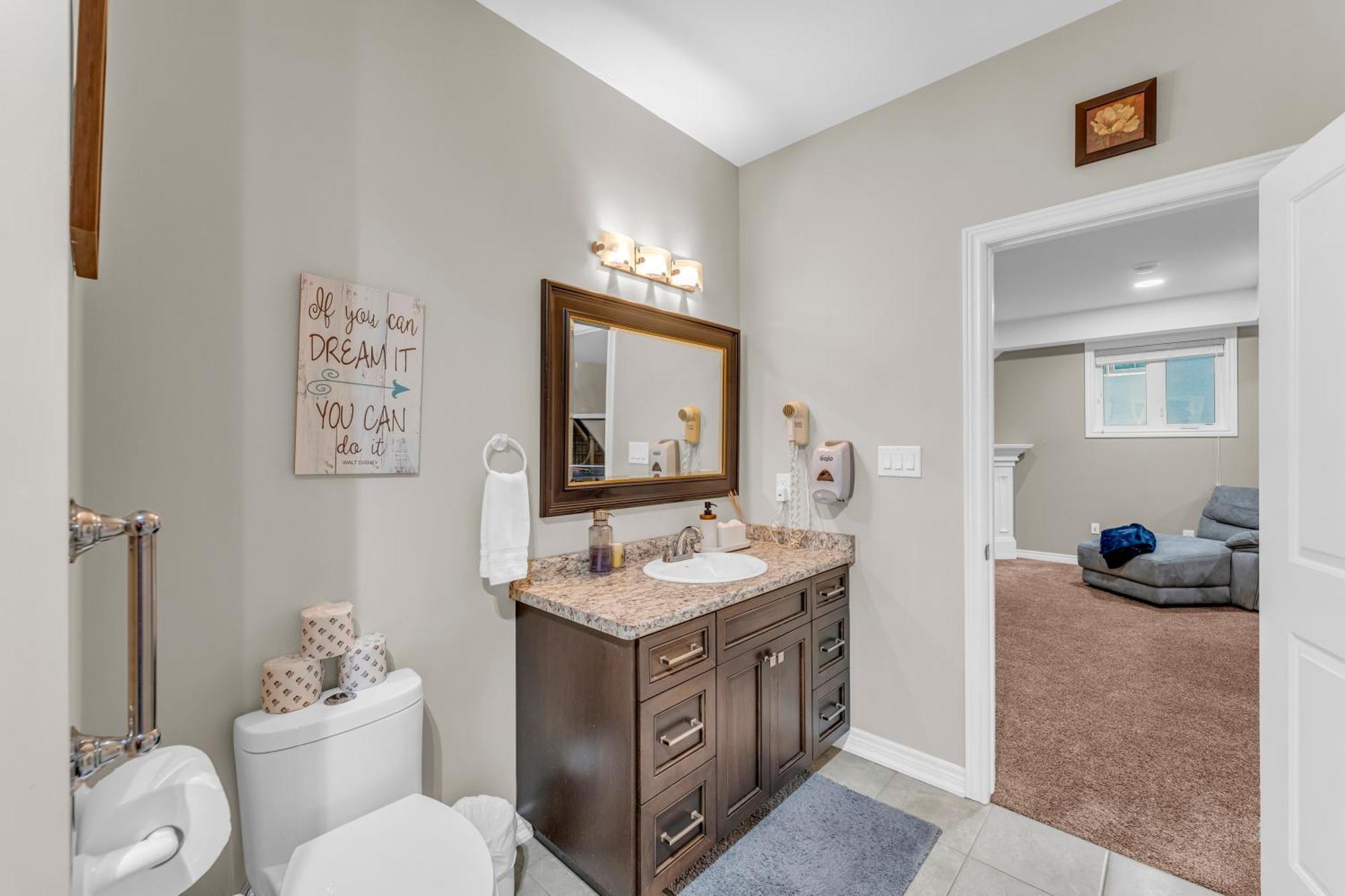 Royal Luxury - Mins From Falls With Pool Table Niagara Falls