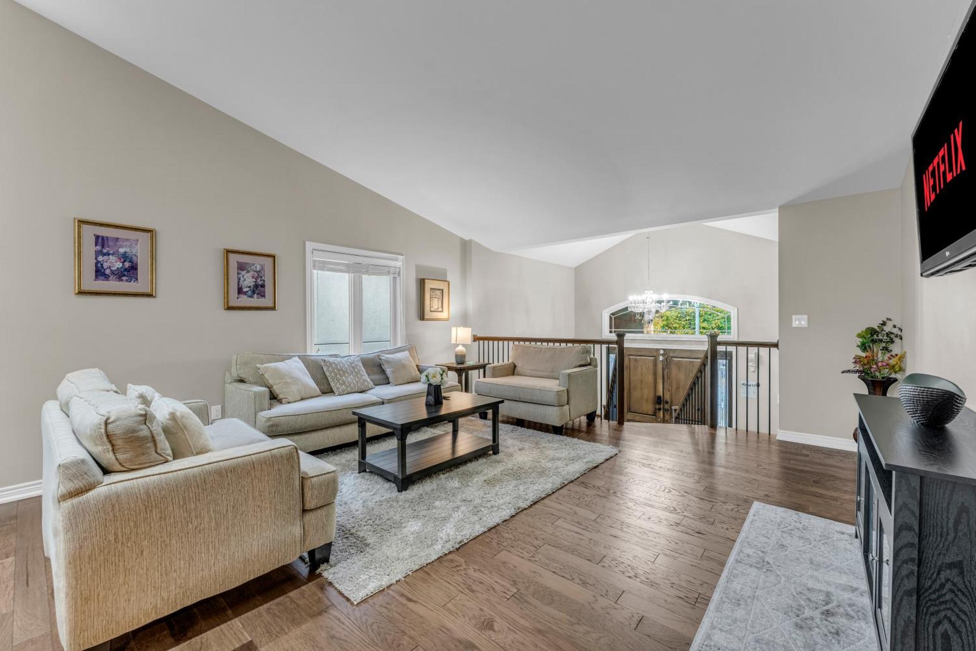 Royal Luxury - Mins From Falls With Pool Table Holiday home