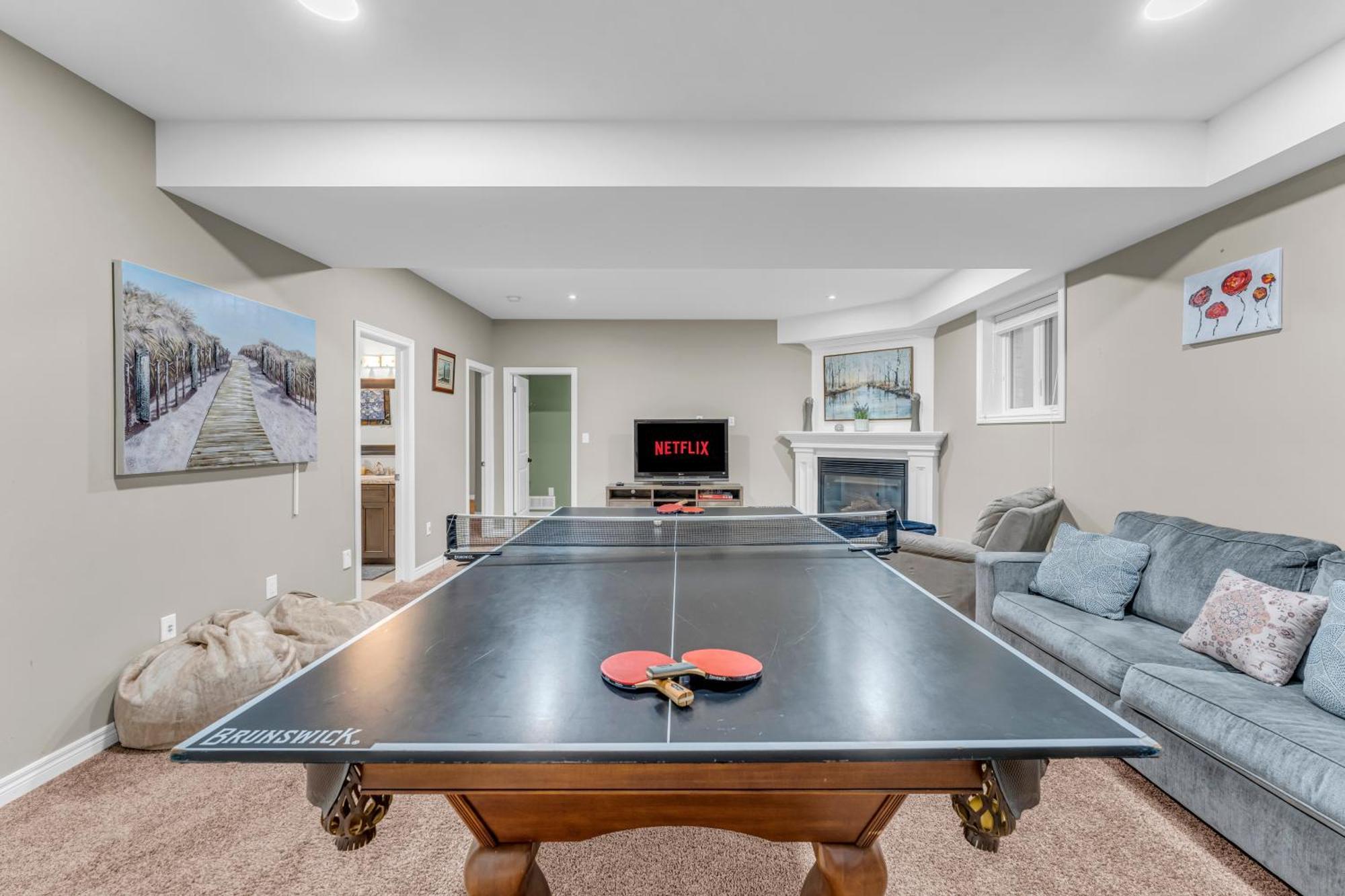 Royal Luxury - Mins From Falls With Pool Table Niagara Falls