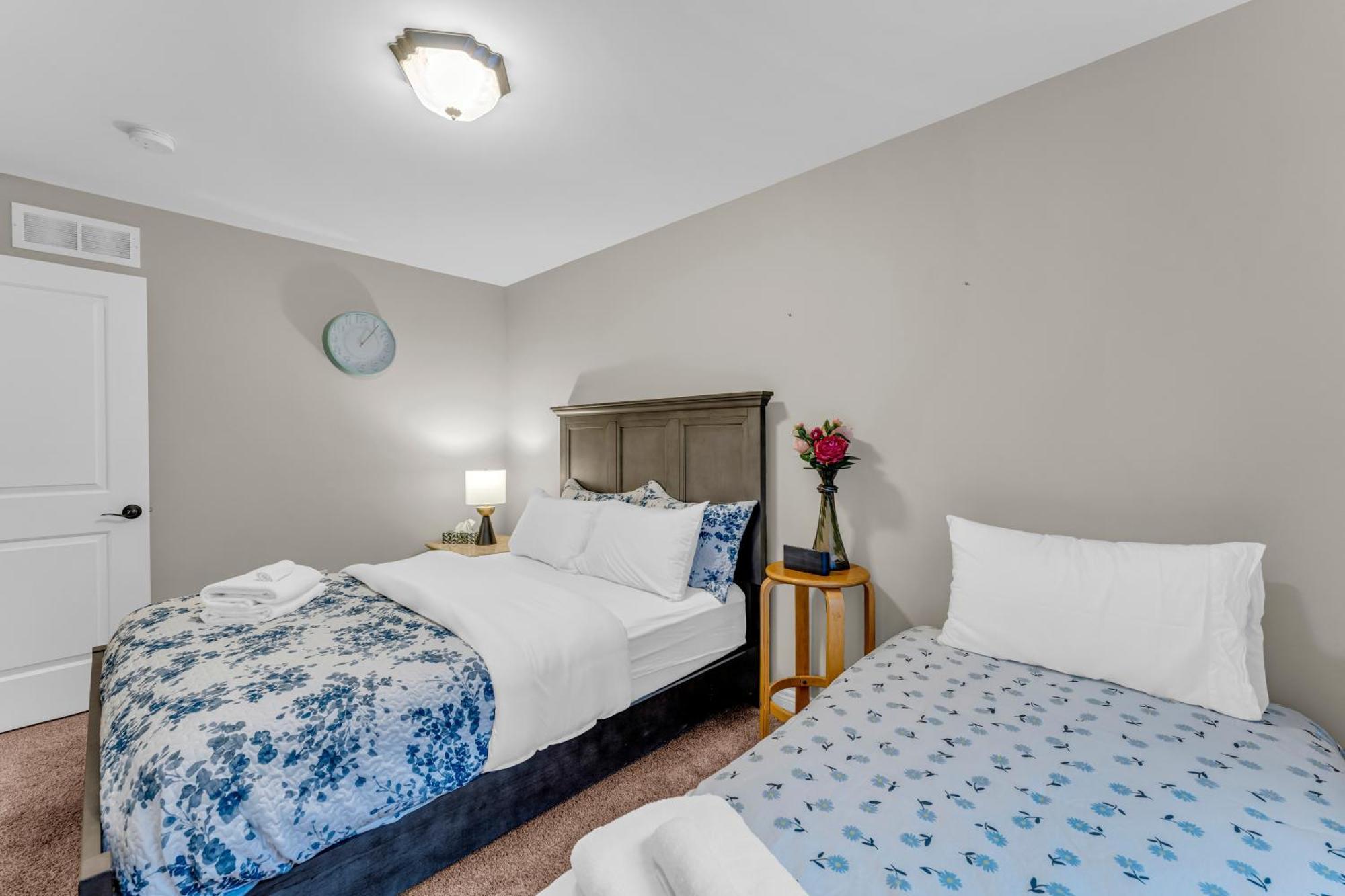 Royal Luxury - Mins From Falls With Pool Table * Niagara Falls