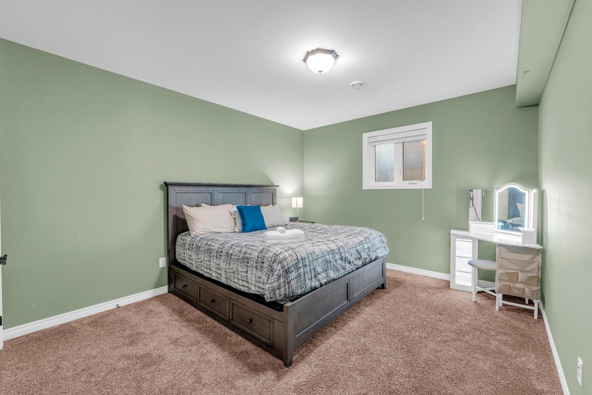 Royal Luxury - Mins From Falls With Pool Table Holiday home Niagara Falls