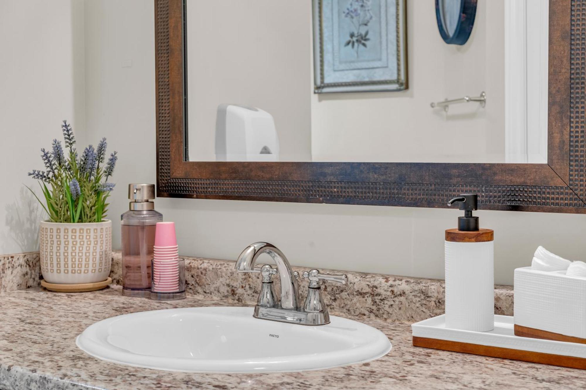Royal Luxury - Mins From Falls With Pool Table Niagara Falls
